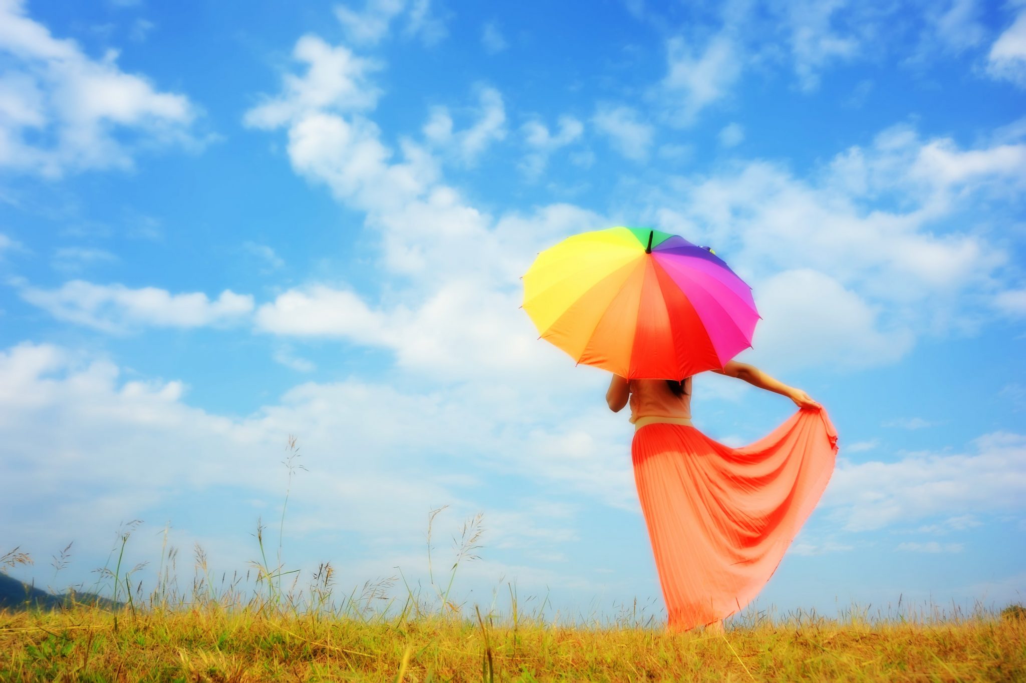 Женщина с разноцветным зонтом