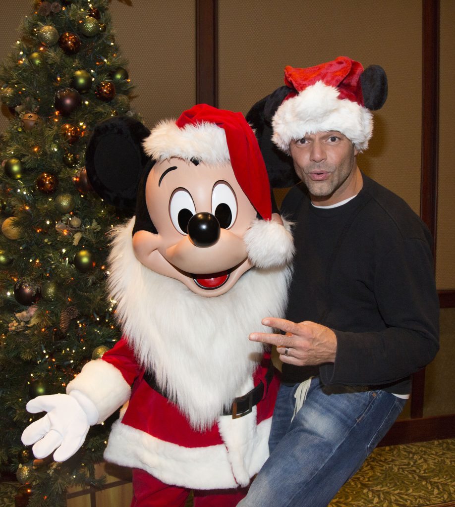 Ricky Martin junto al navideño Mickey Mouse