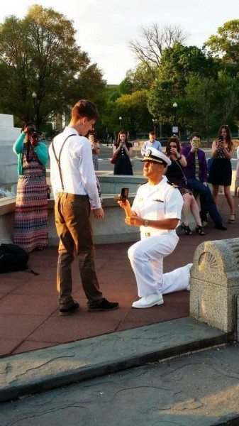militar pide matrimonio novio