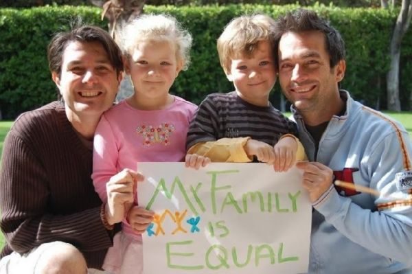 10 países donde las parejas homosexuales pueden adoptar - Oveja Rosa -  Revista sobre familias y amor homosexual