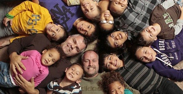 gays-adoptan-12-hijos-640x330