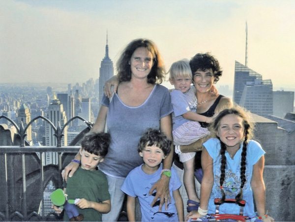 Francesca Pardi junto a su mujer y sus cuatro hijos