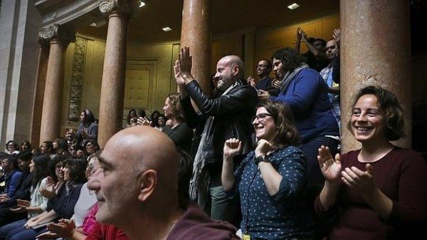 Ciudadanos portugueses aplaudiendo tras la aprobación en el Parlamento portugués
