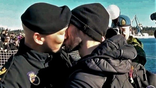 beso gay marina