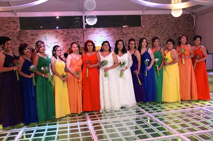 Pareja de lesbianas se casa y sus madrinas forman una bandera gay - Oveja  Rosa - Revista sobre familias y amor homosexual