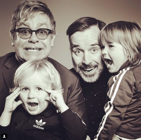 Elton John y David Furnish junto a sus hijos
