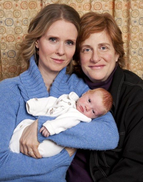 Cynthia Nixon y Christine Marinoni cuando nació su hijo Max