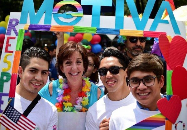 La embajadora de EEUU en México Roberta Jacobson acudió a la marcha en apoyo a la igualdad.