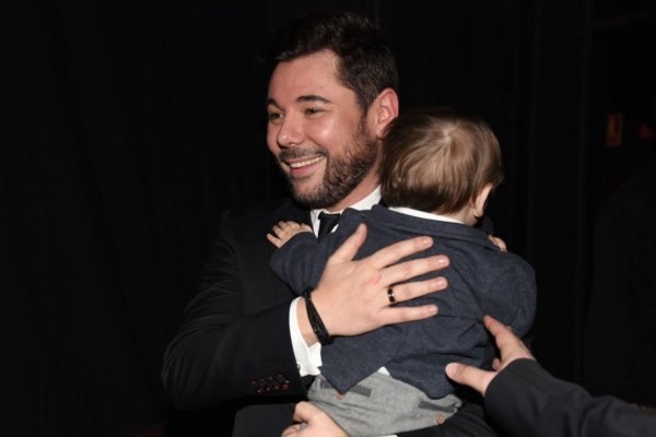 Miguel Poveda con su hijo en brazos tras una gala