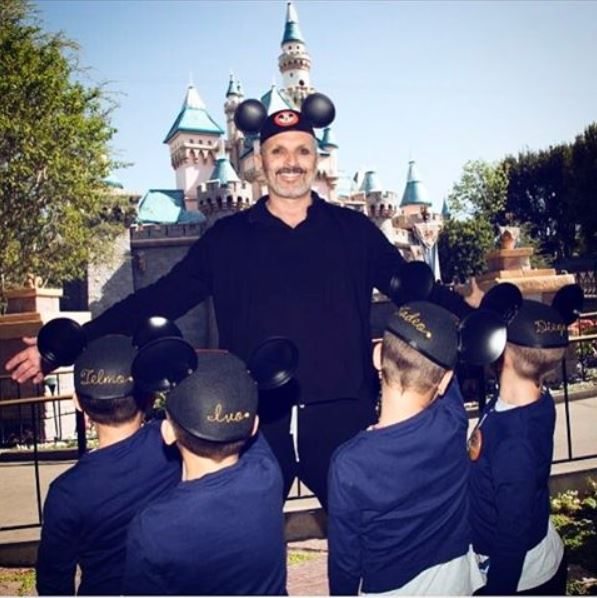 Miguel Bosé junto a sus cuatro hijos en Disneyland