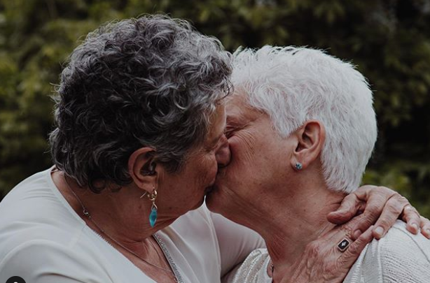 La boda de dos lesbianas mayores se hace viral - Oveja Rosa - Revista sobre  familias y amor homosexual