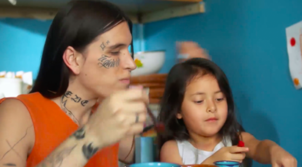 Madre trans en el vídeo del gobierno por el día de la madre