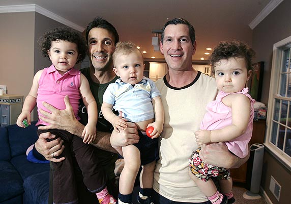 Por fin una pareja gay podrá adoptar a los 4 niños que cuida desde hace 5  años - Oveja Rosa - Revista sobre familias y amor homosexual