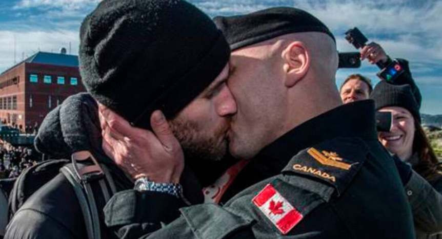 Beso gay Fuerzas Armadas